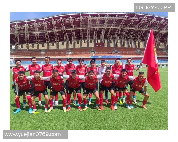 足球明星巡回演出盛典：激情四溢的绿茵场上与球迷共庆荣耀时刻