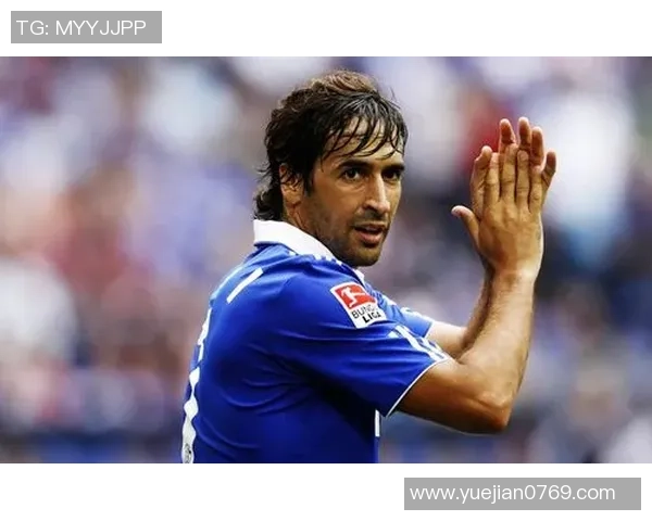 足球明星西装魅力展现男士风采的精彩瞬间